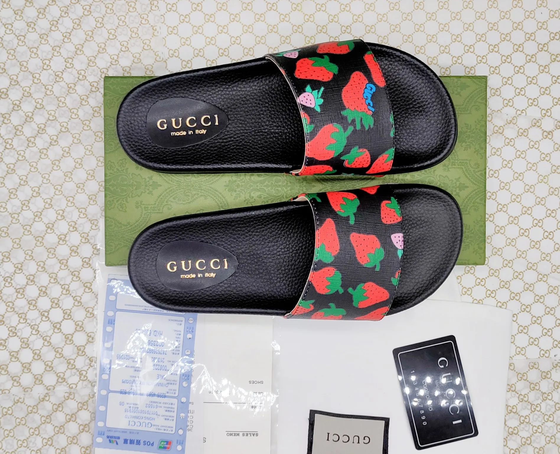 👟👟Ex-factory price 220👟👟 Couple model 🎗Gucci "Gucci" slippers, a much-anticipated one, so beautiful that it will melt your hearts❤,! It is simply a masterpiece of extraordinary craftsmanship. It is a must-have for everyone. It is made by open molding. The foot feels Q-elastic and super soft. The upper foot is super delicate. Size number (35~47), exclusive model, with many layouts, there is always one you like🎉🎉
